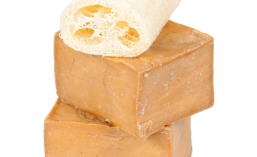 Hámlasztó szappan-szivacs rózsavíz felhasználásával, ha selymes bőrre vágysz